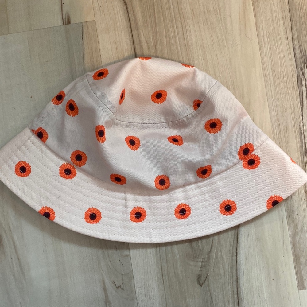 Bucket hat